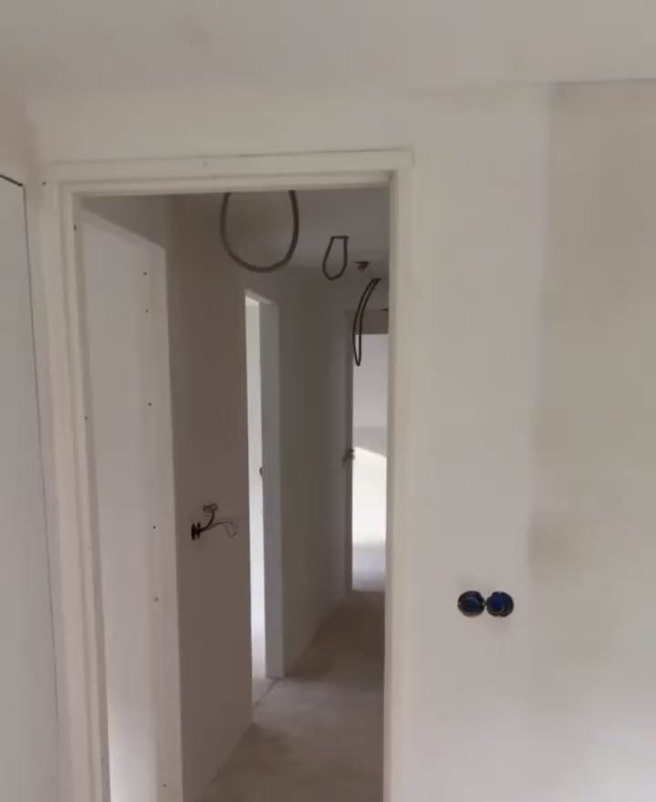 Hal van een woning in Dalfsen met gestuukte wanden rond de deuren