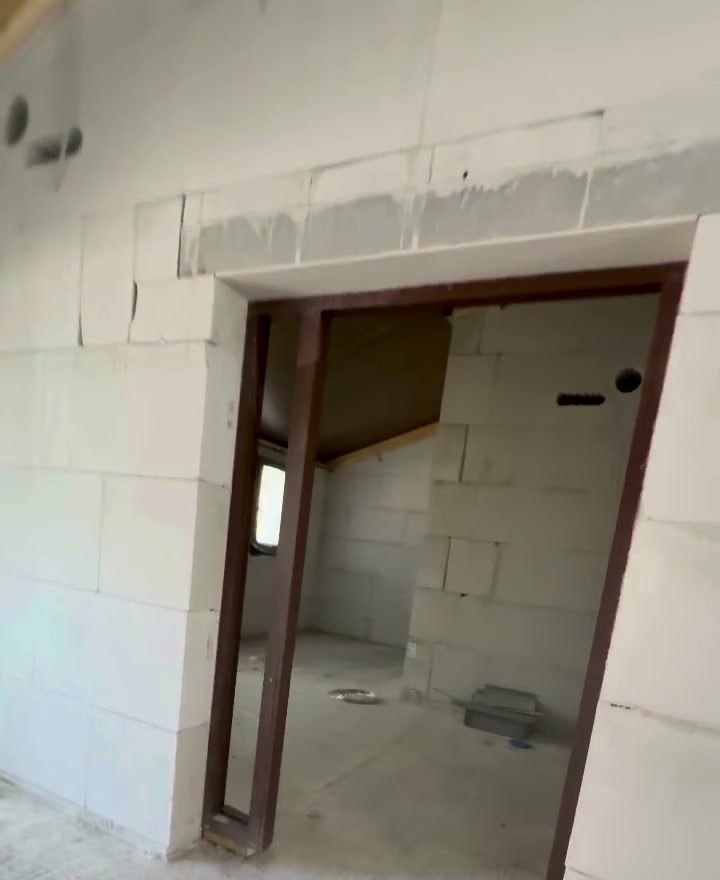 Gestuukte wand met een doorkijk naar de bouwplaats in Olst