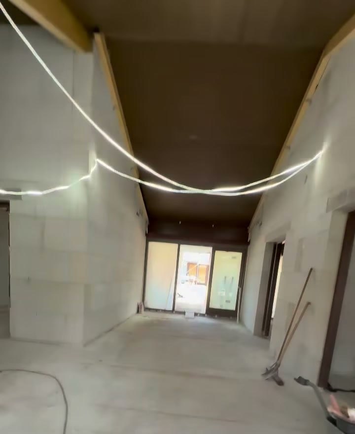 Nieuwbouwwoning in Olst met pas gestuukte wanden en een doorkijk naar de bouwplaats