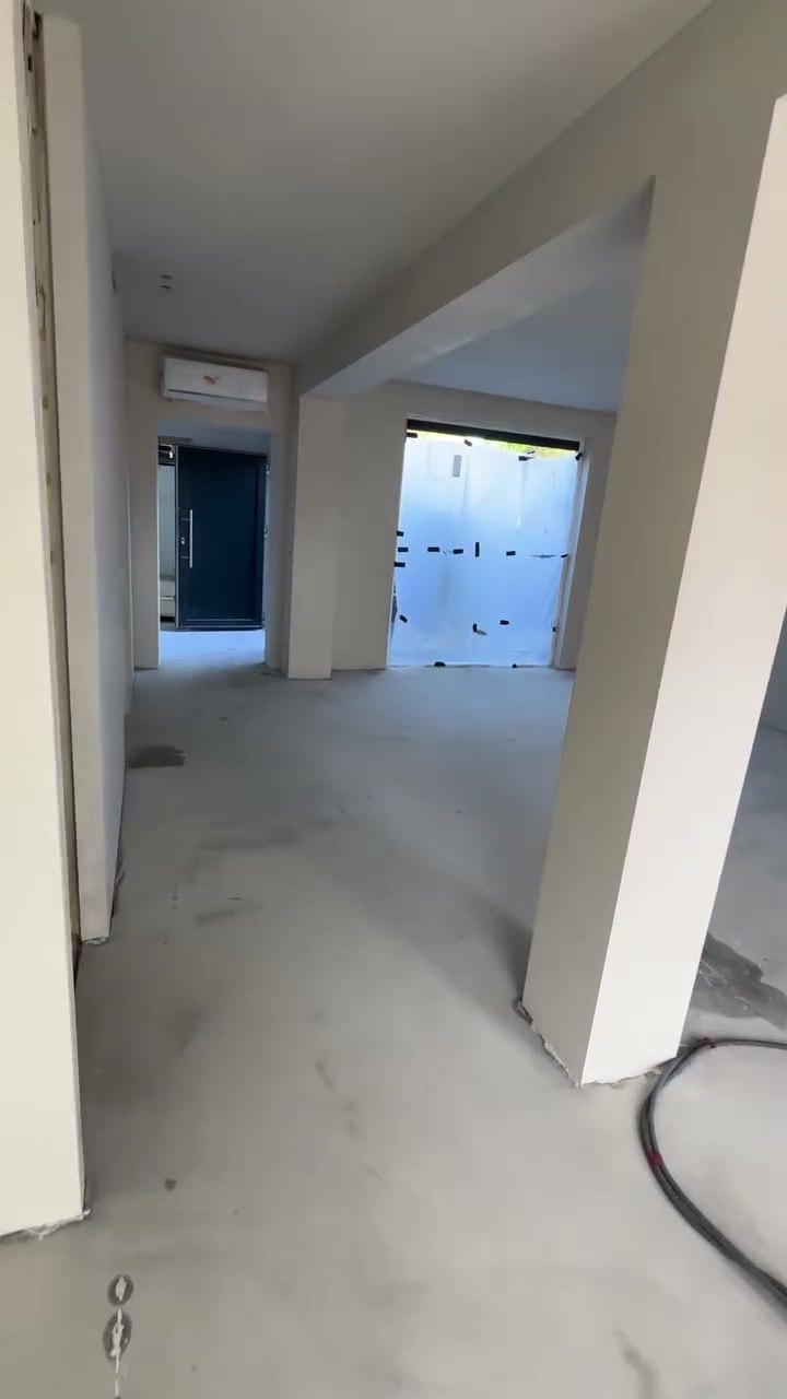 Nieuwe wanden en een doorgang, sausklaar gestuukt, met de vloer nog kaal