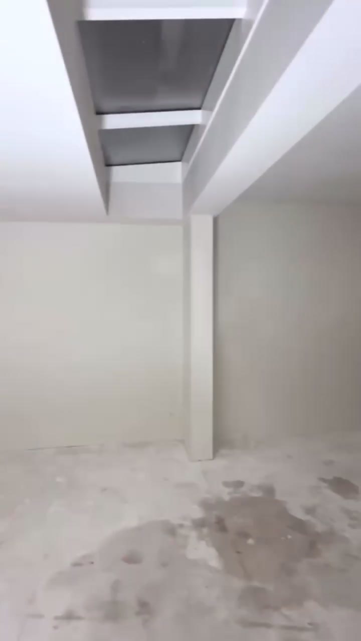 Trapgat met strak gestuukt plafond en wanden, het daklicht nog afgeplakt